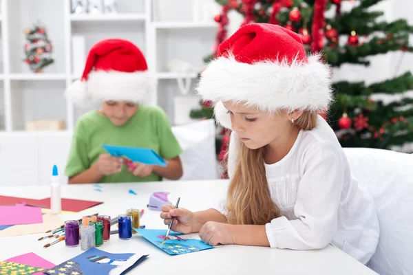 Niños haciendo tarjetas de felicitación navideñas — Foto de Stock