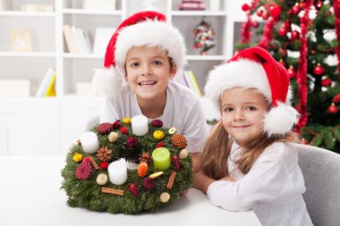 Advent çelengi tutan çocuklar