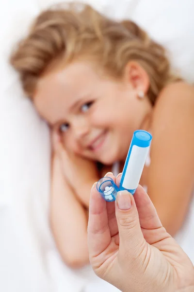 Menina recebendo medicação homeopática — Fotografia de Stock