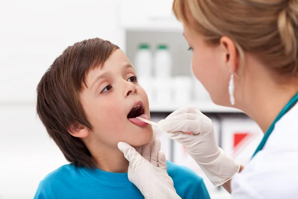 Kleiner Junge beim Arzt — Stockfoto