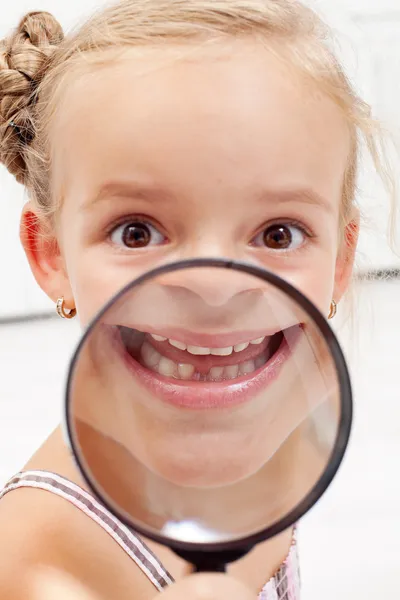 Ragazzina che mostra i denti mancanti — Foto Stock