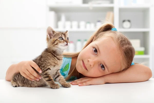 Liten flicka med sin kattunge — Stockfoto