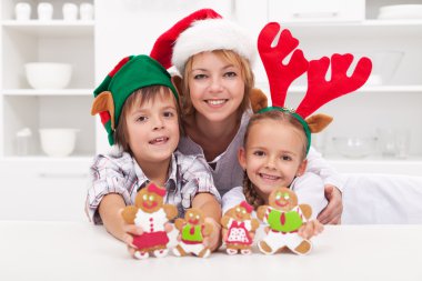 aile içinde Noel şapka zencefilli kurabiye yapma