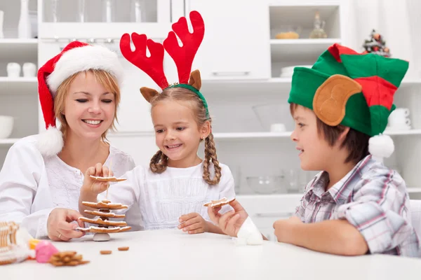 Feliz fazendo gingerbread árvore de Natal — Fotografia de Stock