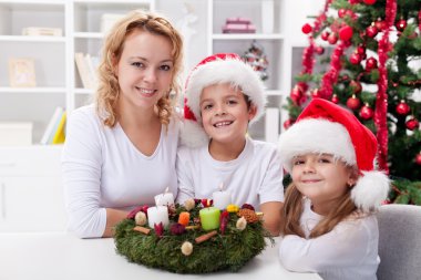 Noel zamanı - advent çelenk ile aile