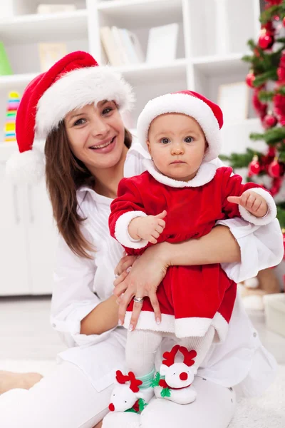 Mamma och baby flicka firar jul — Stockfoto