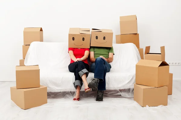 Couple dans leur nouvelle maison avec des boîtes en carton — Photo