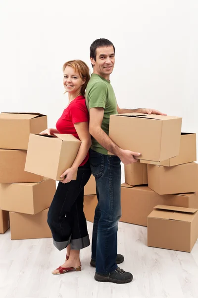 Casal a mudar-se para uma nova casa — Fotografia de Stock