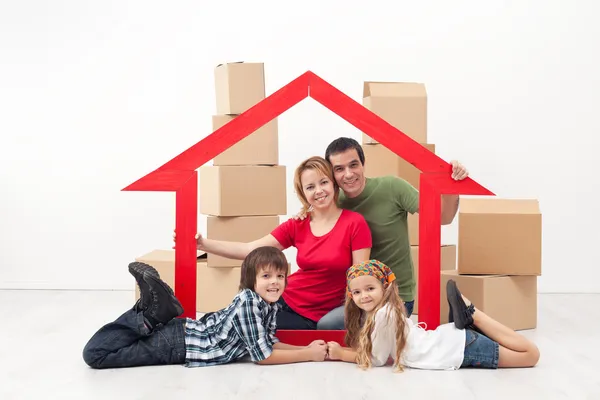 Familia en un nuevo concepto de hogar — Foto de Stock