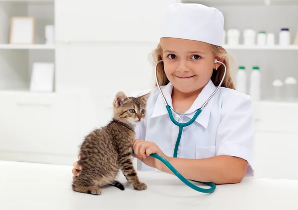 Liten flicka spela veterinärmedicinska — Stockfoto