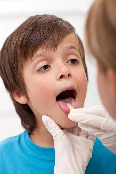 Boy showing her throat to health professional — Stock Photo, Image