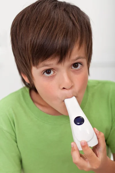 Chłopiec z inhalatorem — Zdjęcie stockowe