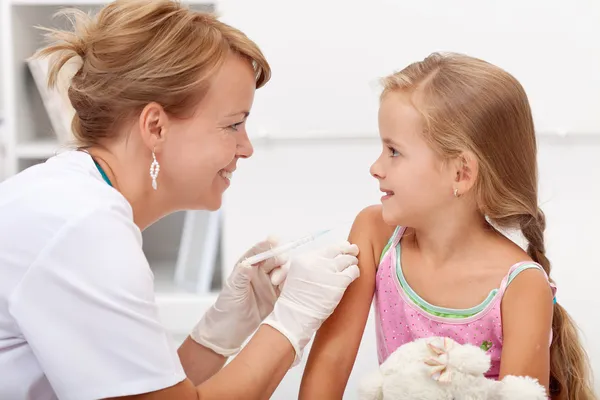 Coraggiosa bambina che riceve l'iniezione — Foto Stock