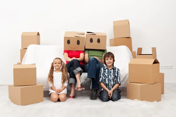 Familie verhuizen naar een nieuw huis — Stockfoto