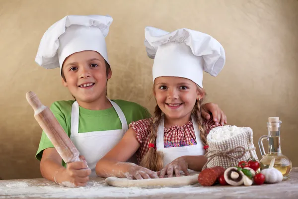 Glückliche Kinder machen gemeinsam Pizza — Stockfoto