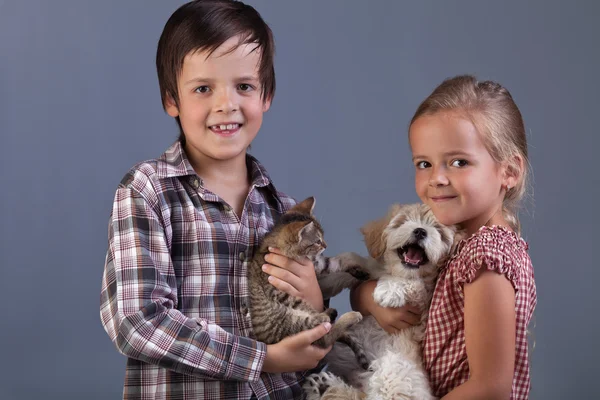 Hermosos niños con sus encantadoras mascotas —  Fotos de Stock