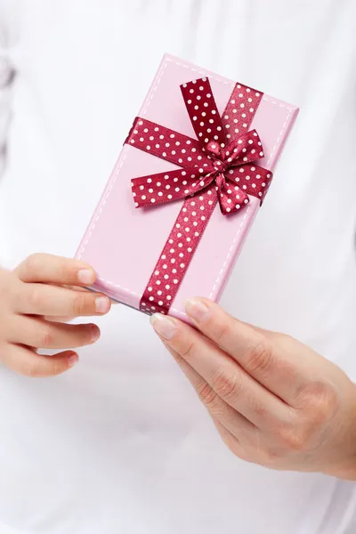 Hands holdng small present — Stock Photo, Image