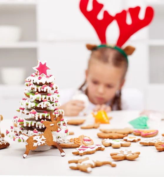 Girl decorating gingerbread cookies — Stock Photo, Image