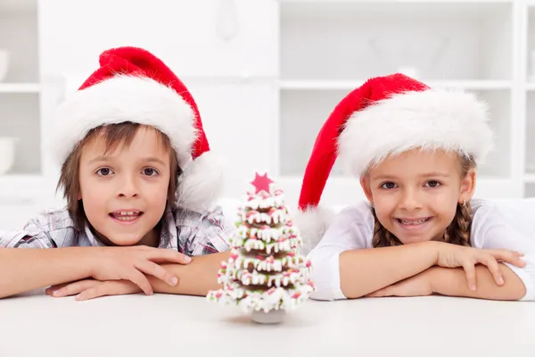 Crianças na época de Natal com árvore de gengibre — Fotografia de Stock