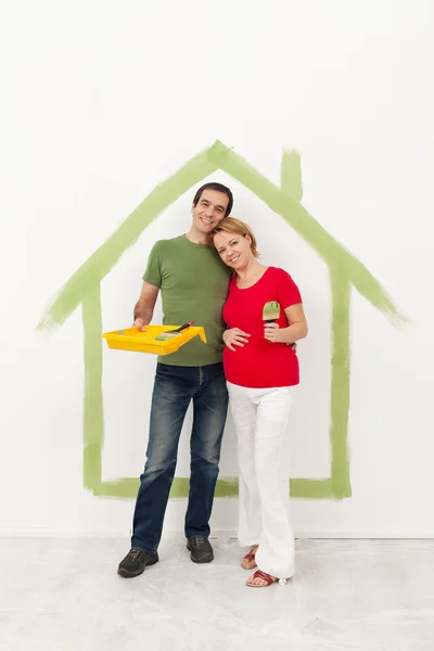 Paar verwacht een baby opknappen van hun huis — Stockfoto