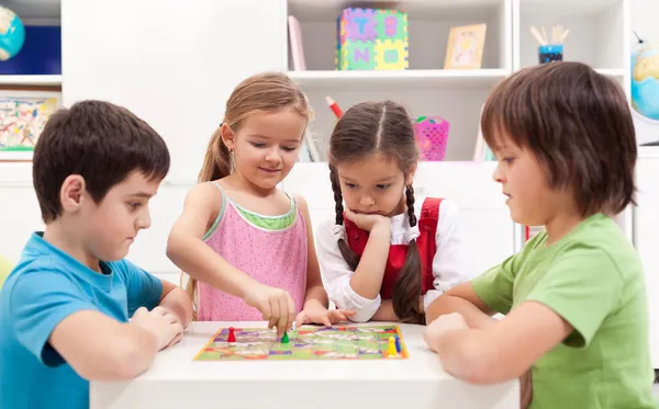 Crianças jogando jogo de tabuleiro — Fotografia de Stock