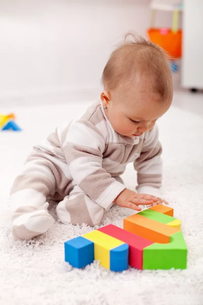 Meisje van de baby eith houten blokken spelen — Stockfoto