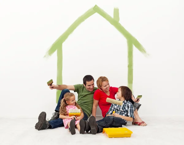 Família repintando seu conceito de casa — Fotografia de Stock