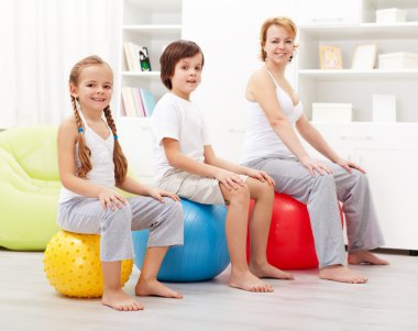 çocuklar anneleriyle birlikte egzersiz