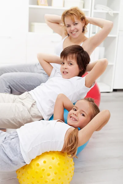 Bambini con la madre che fanno esercizi ginnici — Foto Stock