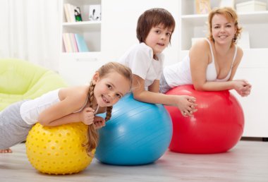 büyük kauçuk topları ile egzersiz