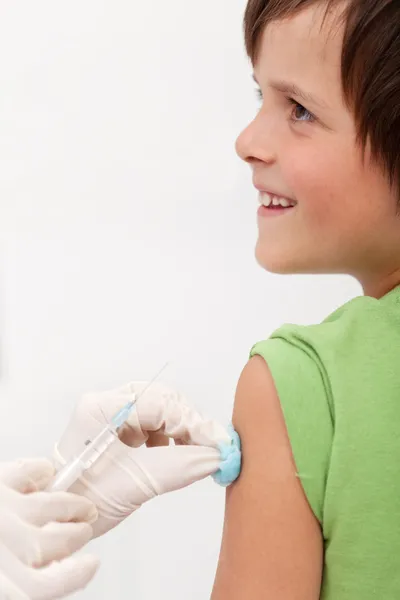 Barn får vaccin med leende på läpparna — Stockfoto