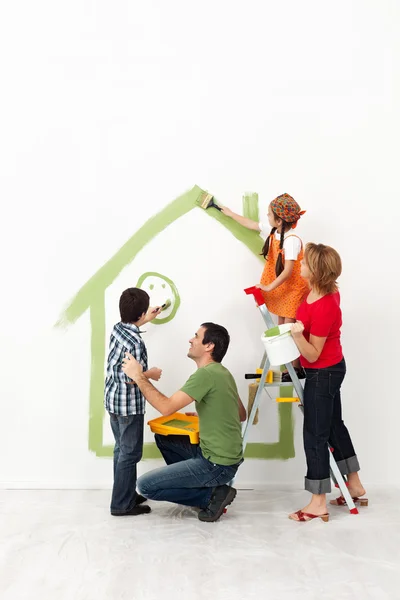 Šťastná rodina malbou jejich domov — Stock fotografie