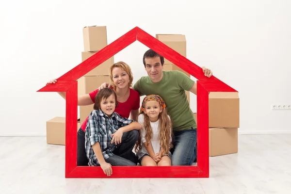 Familia feliz en su nuevo hogar — Foto de Stock