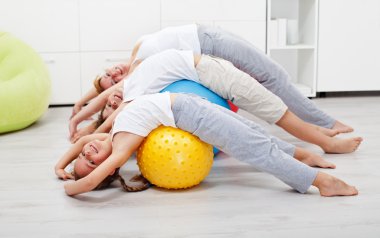 evde mutlu sağlıklı egzersiz