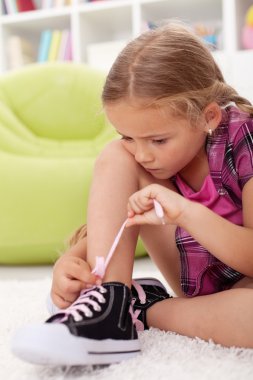 küçük kız ayakkabı bağları