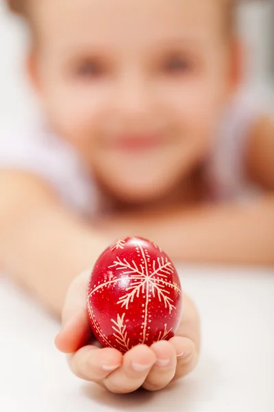 Bambina con un uovo di Pasqua rosso — Foto Stock