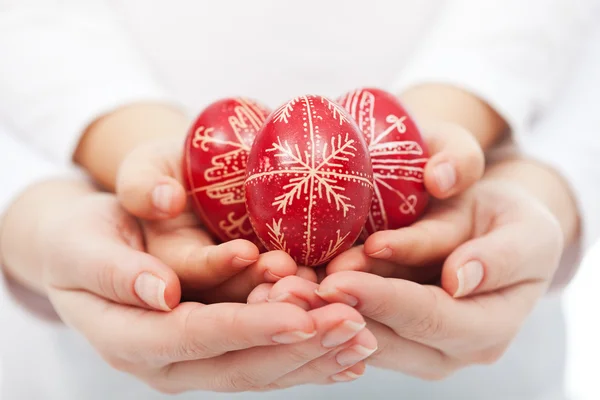 Donna e bambino mani in possesso di uova di Pasqua — Foto Stock