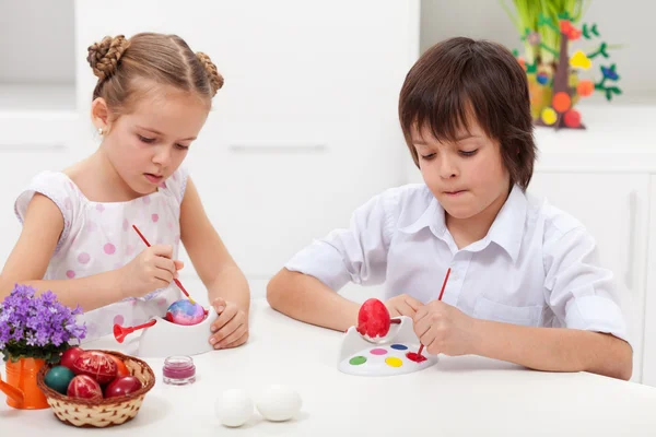 Kinderen schilderij paaseieren — Stockfoto