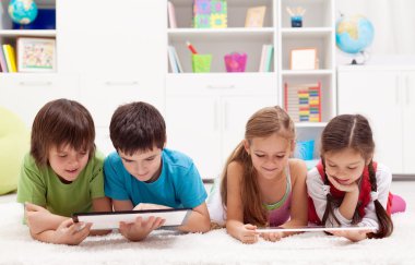 tablet bilgisayar kullanan çocuklar