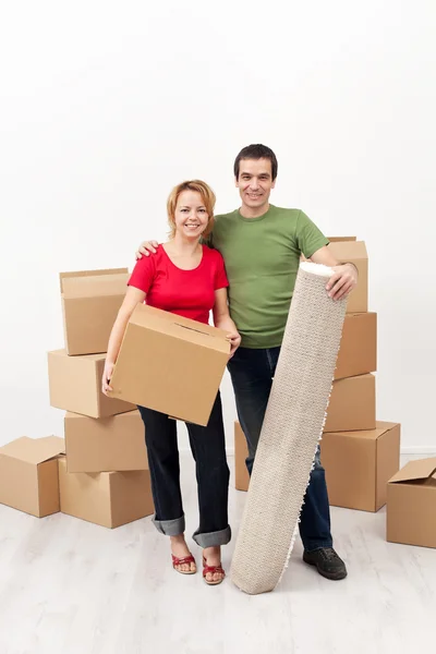 Happy couple moving together — Stock Photo, Image