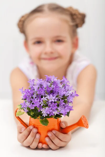 Glada barn med vårblommor — Stockfoto