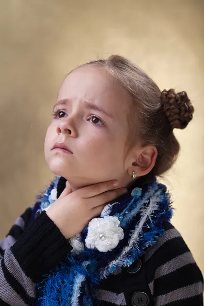 Kleines Mädchen mit Halsschmerzen in Grippesaison — Stockfoto