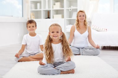 Çocuklar Yoga rahatlatıcı yaparken egzersiz
