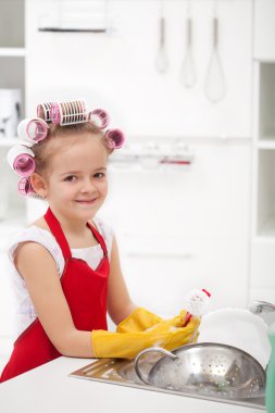Bulaşıkları bukleler ile küçük kız