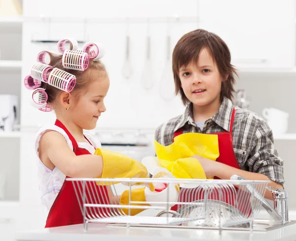 Niños lavando los platos — Foto de Stock