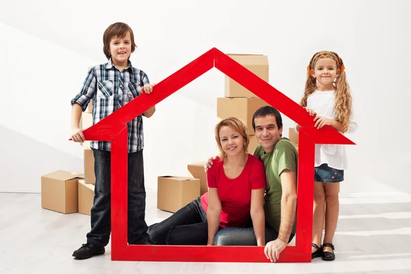 Família feliz com crianças se mudando para sua nova casa — Fotografia de Stock