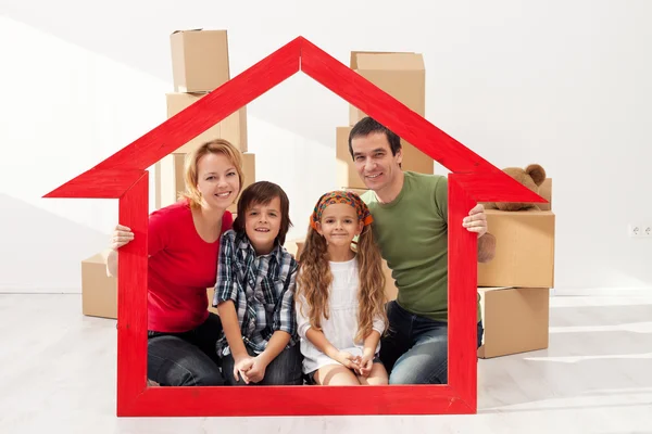 Gezin met kinderen in hun nieuwe huis — Stockfoto