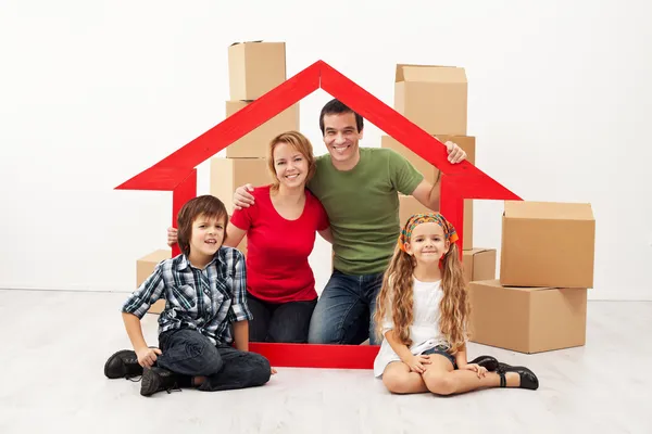 Família feliz com crianças se mudando para uma nova casa — Fotografia de Stock