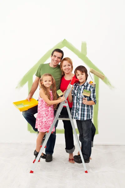 Familia feliz redecorando su casa — Foto de Stock