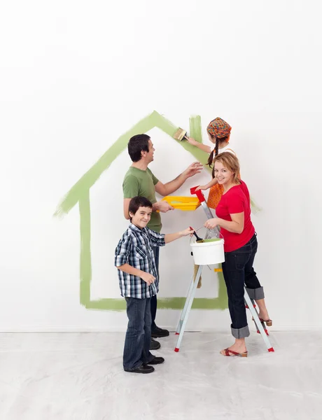 Famiglia felice con i bambini ridecorare la loro nuova casa — Foto Stock